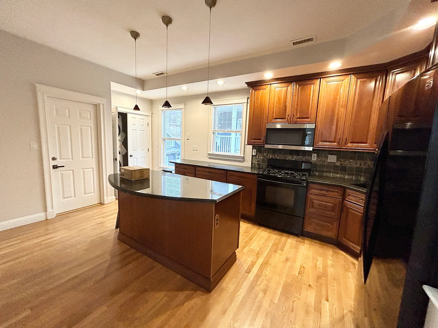 3 bed, 1200 sqft, $4,000 — Photo 4