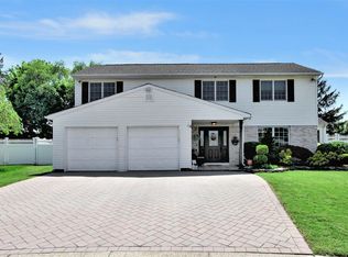 8 Toni Ann Cir, Plainview, NY 11803