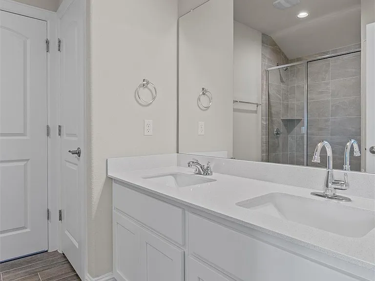 205 Riverhill Cv — Photo 16