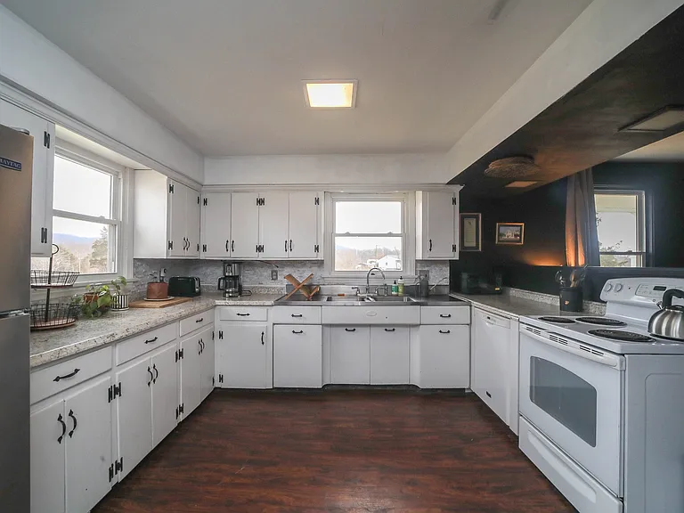 437 Roseland Rd — Photo 18