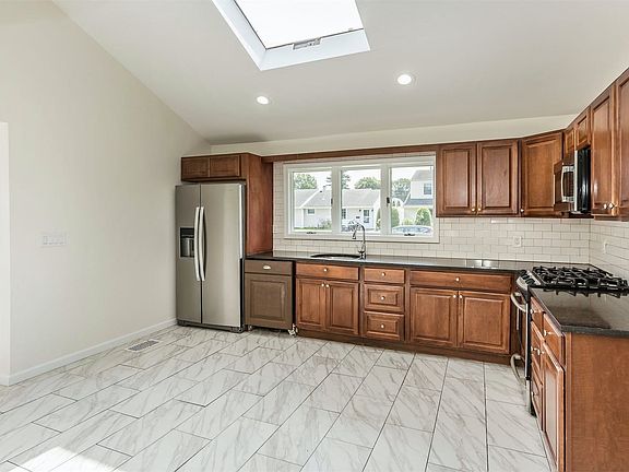 5th image of 39 Southridge Dr