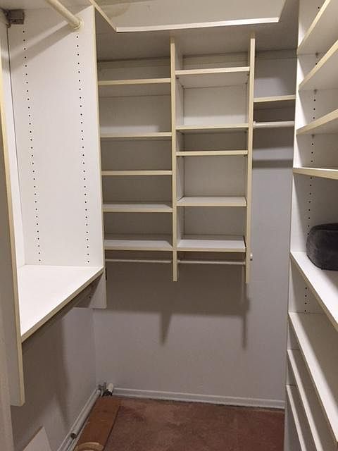 WALK IN CLOSET