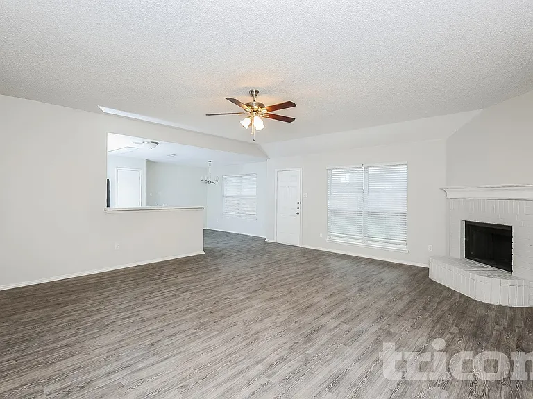 516 Cambridge Dr — Photo 2