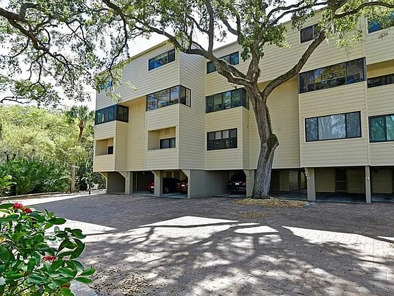 Welcome home! Street view--Grand Oaks shade the Hudson Oaks' property.