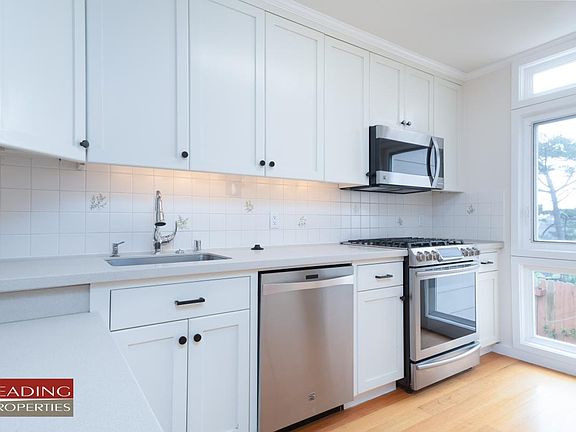3rd image of 28 Dawnview Way
