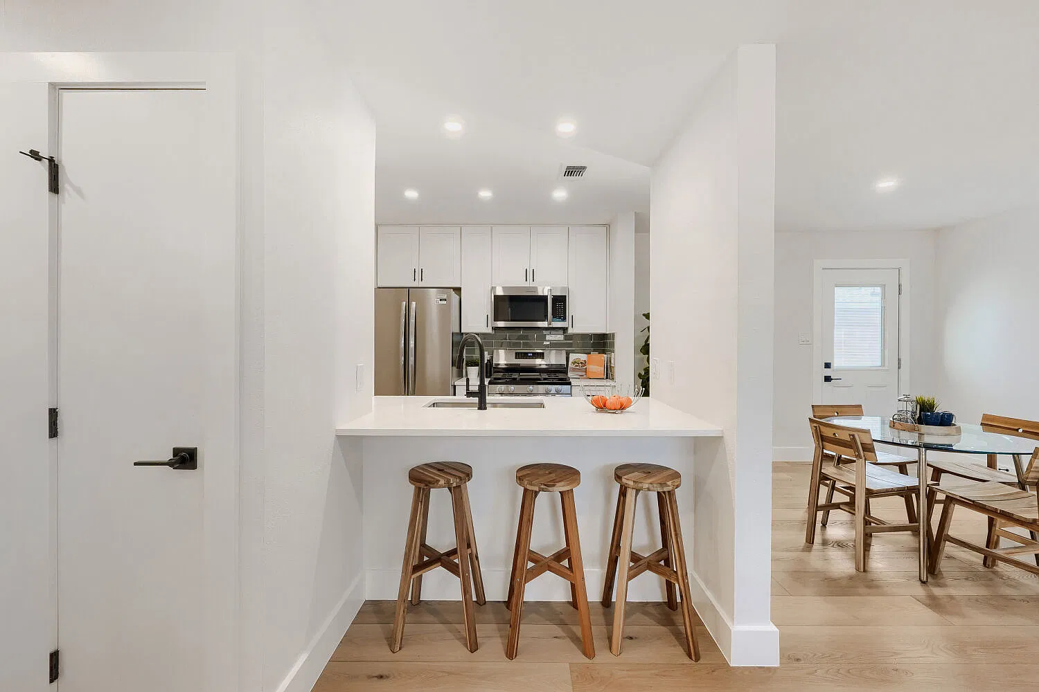 2 bed, 874 sqft, $1,995 — Photo 1