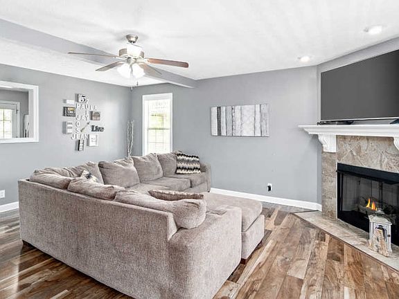 3rd image of 3678 Fox Tail Dr