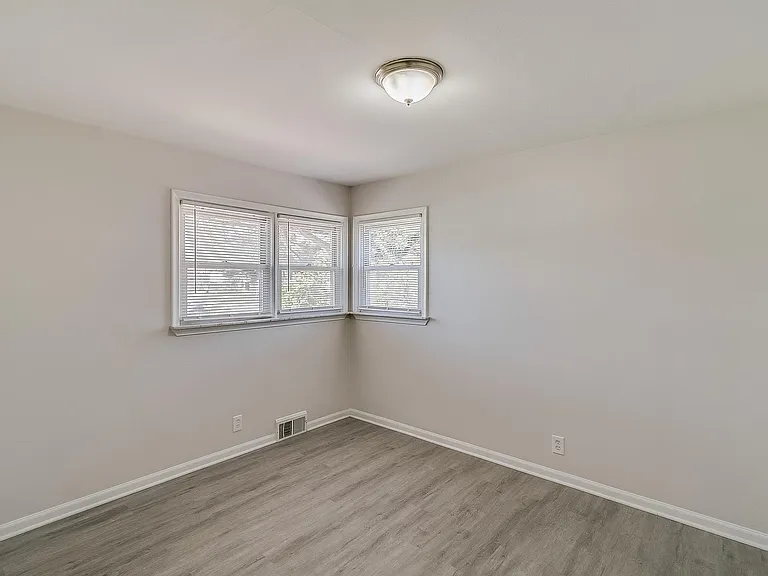 35099 Donnelly St — Photo 15