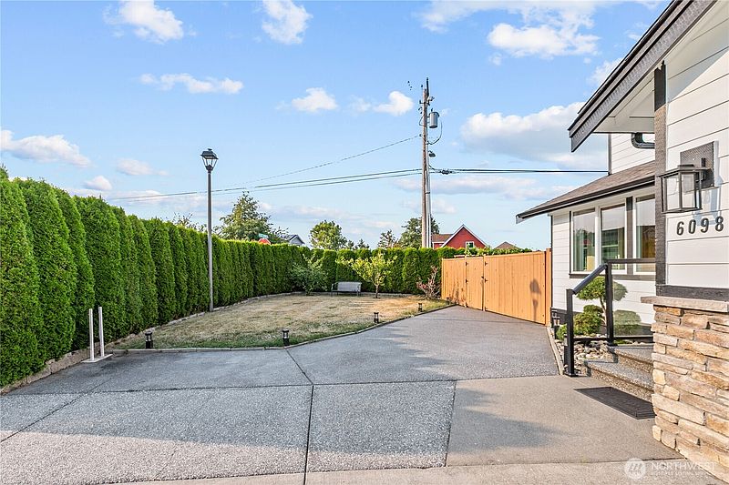 4th image of 6098 Pacific Heights Drive
