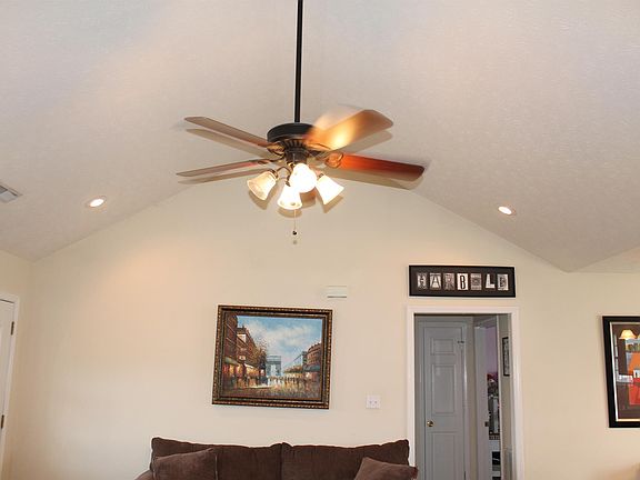 5th image of 610 Airie Way