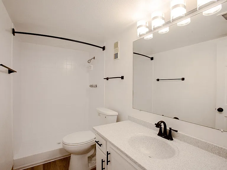 Los Altos Towers — Photo 28