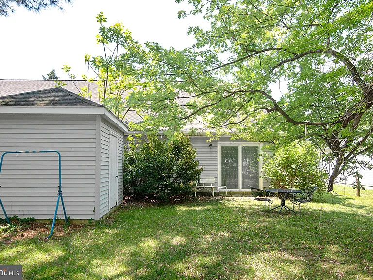 1205 Washington Dr — Photo 2