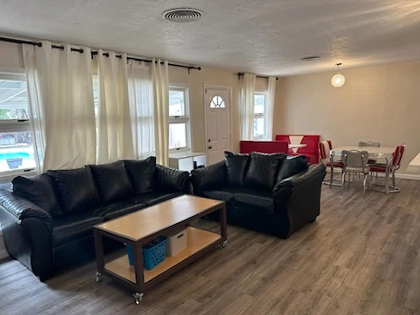 3 bed 2 bath Home with Pool! — Photo 4