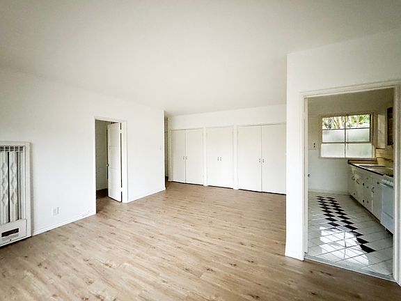 3rd image of 2254 N Cahuenga Blvd