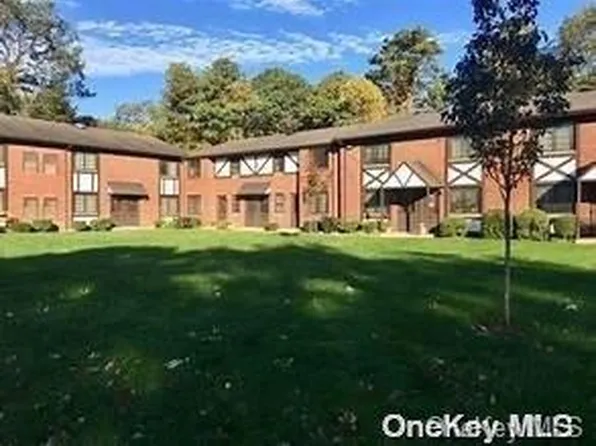 59 Pinebrook Place #59, Bay Shore, NY 11706