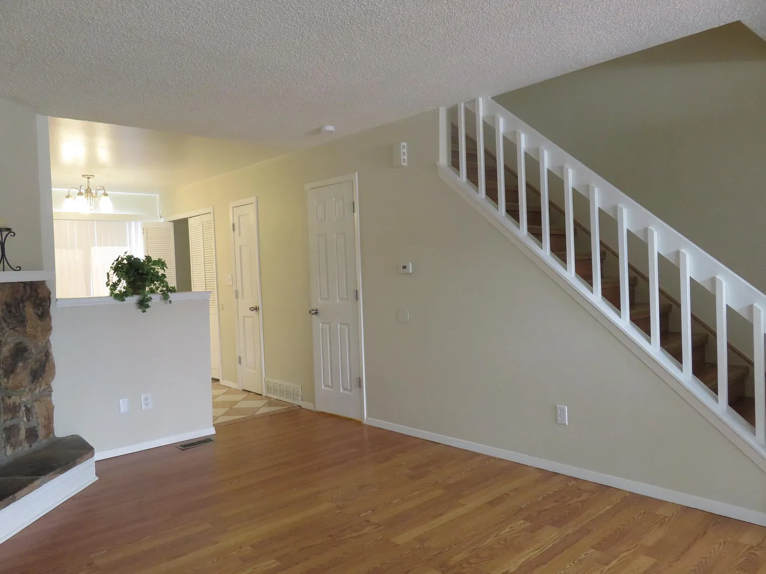 2 bed, 1.5 bath, 992 sqft, $1,405 — Photo 3