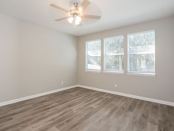 4th image of 15883 Lexington Park Blvd