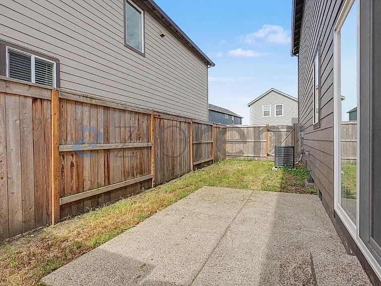 555 Stoller St — Photo 4