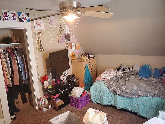 3rd image of 211 E 13th St