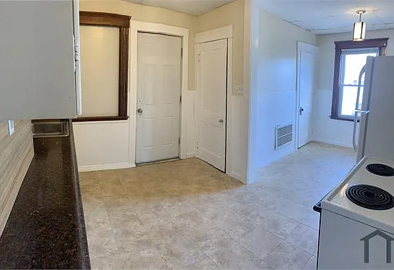 3 Negus St #2R — Photo 6