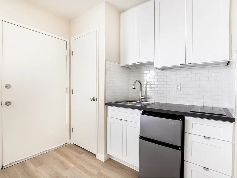 5926 Woodman Ave #10 — Photo 8