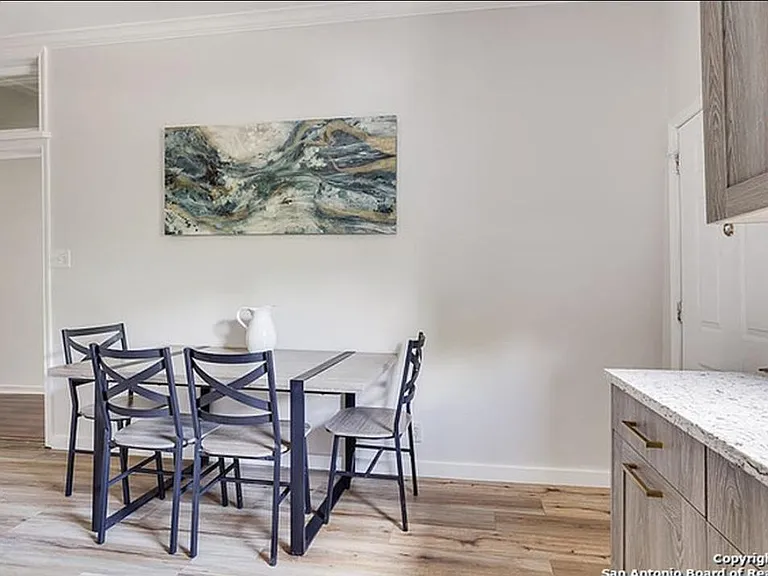 319 E Courtland Pl — Photo 11