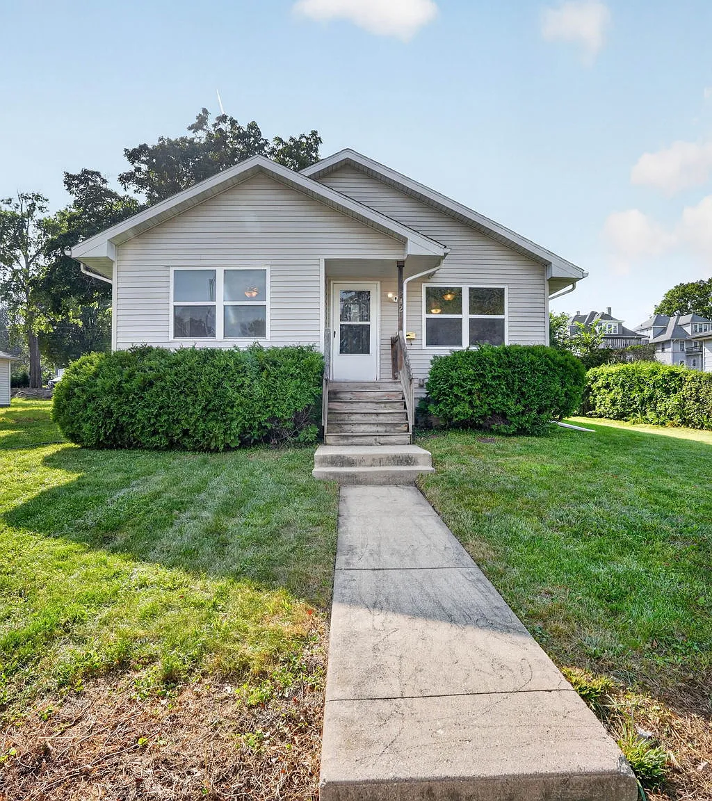 4 bed, 1228 sqft, $1,900 — Photo 1