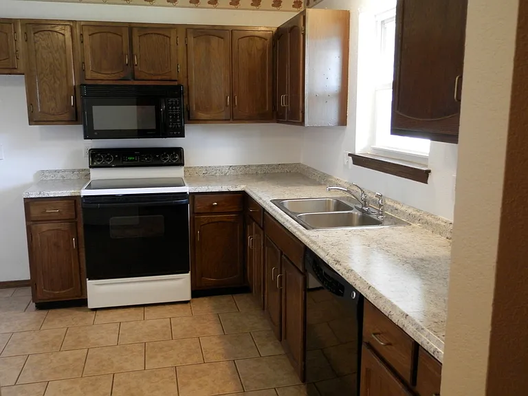 331 NE Spruce Ave — Photo 8