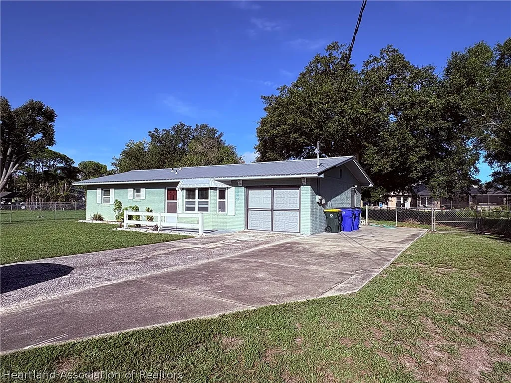 3 bed, 2.0 bath, 1052 sqft, $1,600 — Photo 2