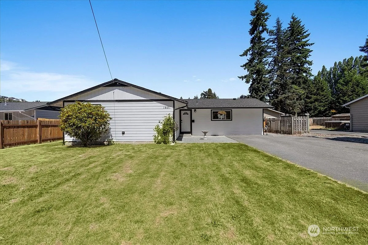 1601 E Hazel Avenue photo 1