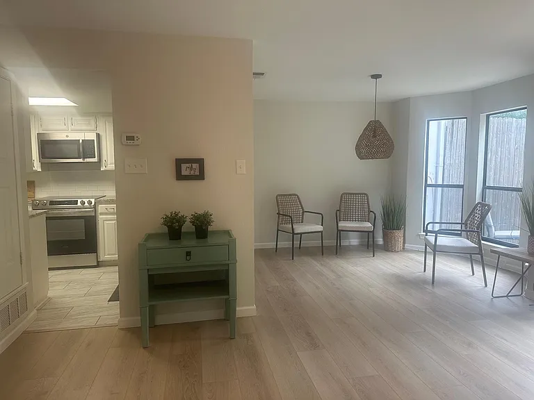 1428 Hampton Rd — Photo 2