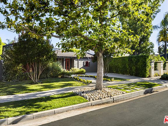 2nd image of 10418 Moorpark St