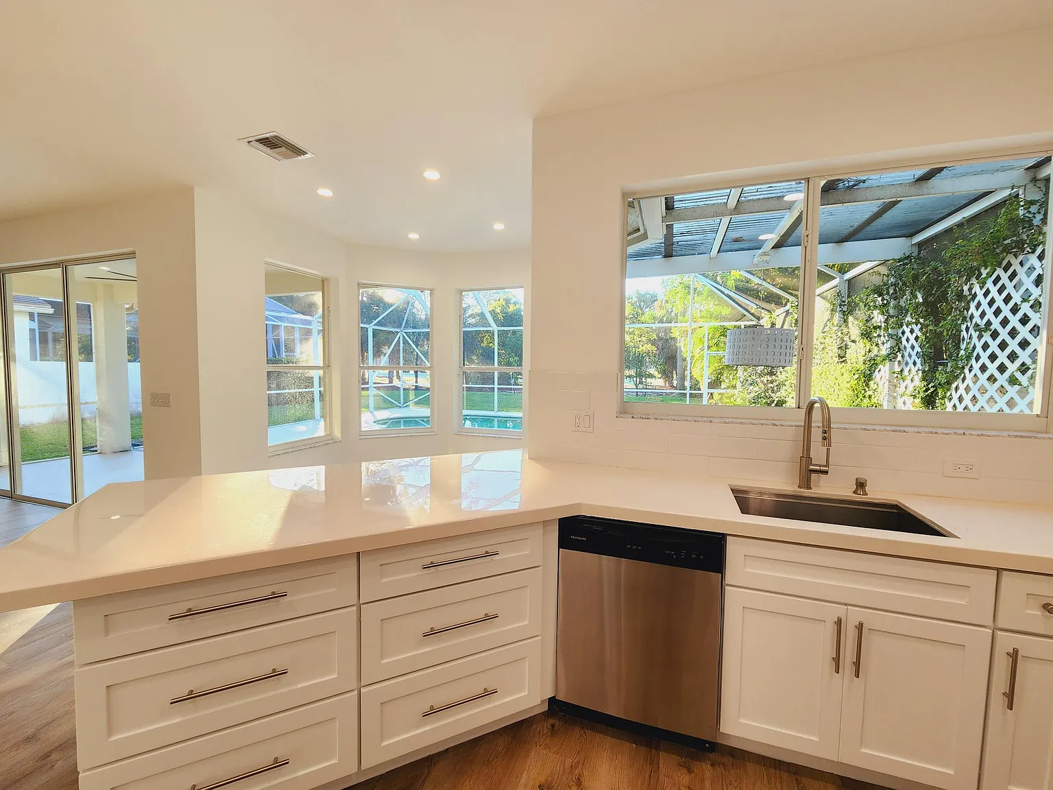 4 bed, 2.5 bath, 3247 sqft, $4,900 — Photo 3
