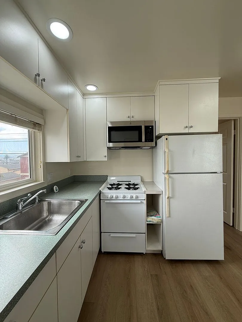 Charming 1-Bedroom Home with Bonus Room & 2-Car Garage in SSF — Photo 2