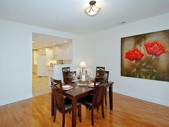 5th image of 805 Cherry Hill Dr