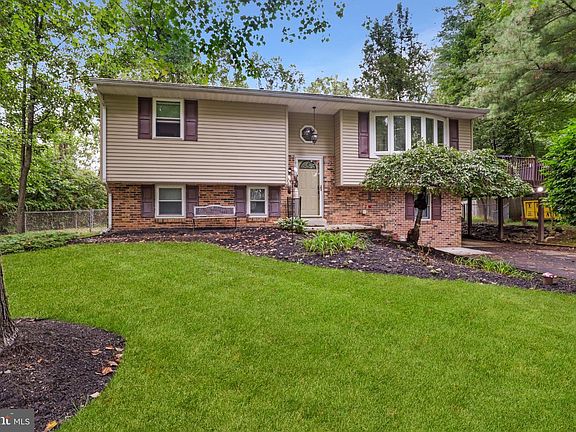 3rd image of 74 Midway Ave