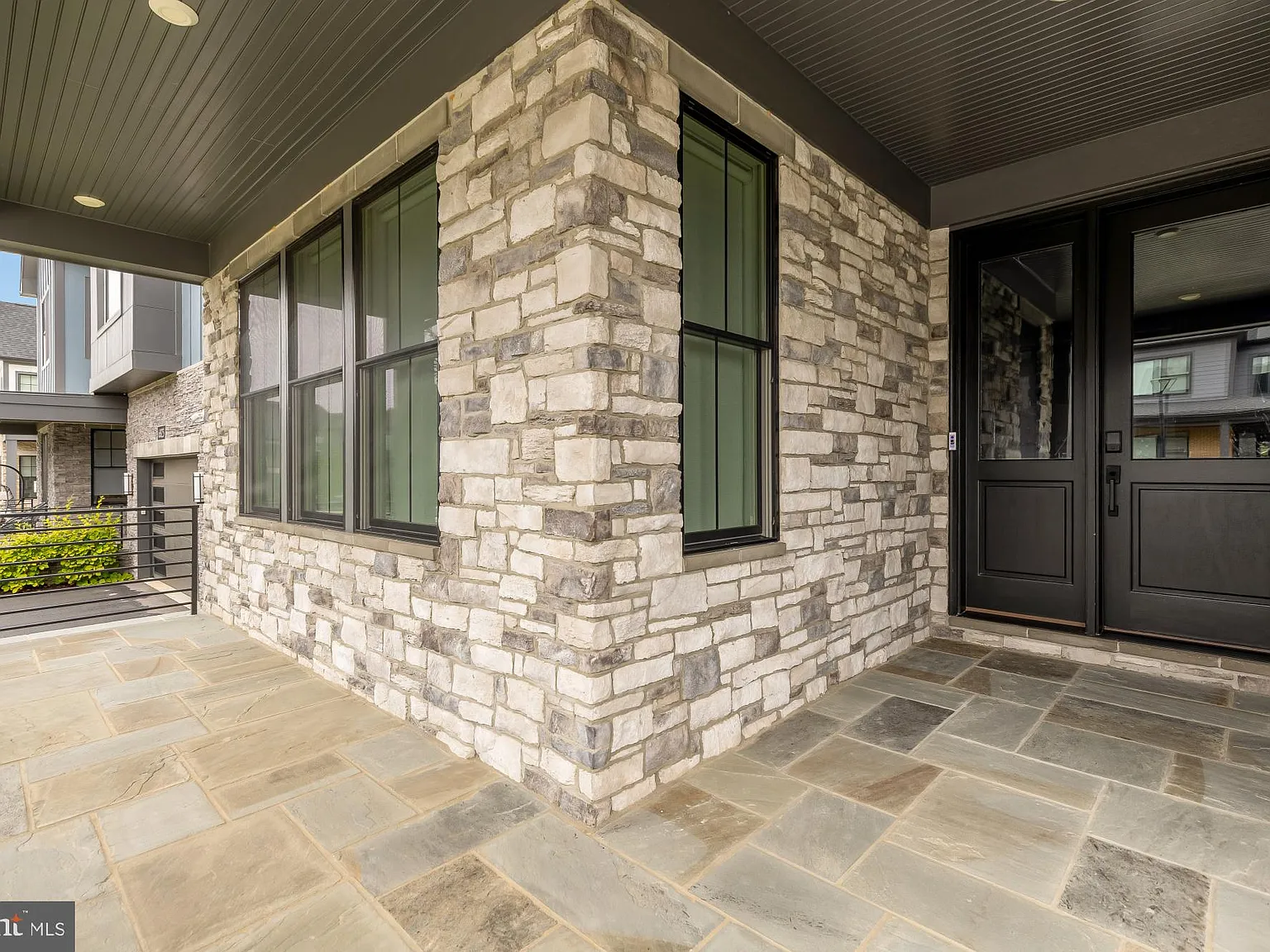 5 bed, 4.5 bath, 5043 sqft, $9,750 — Photo 4