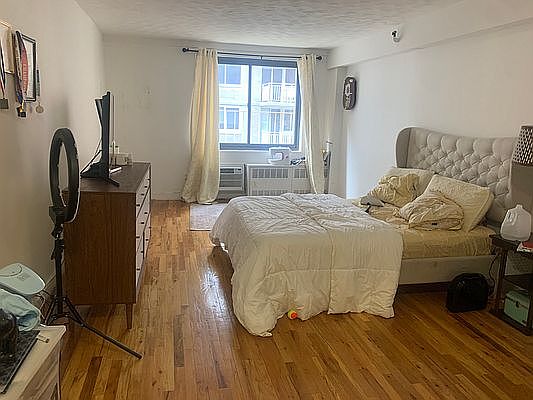5th image of 518 E 80th St APT 4C