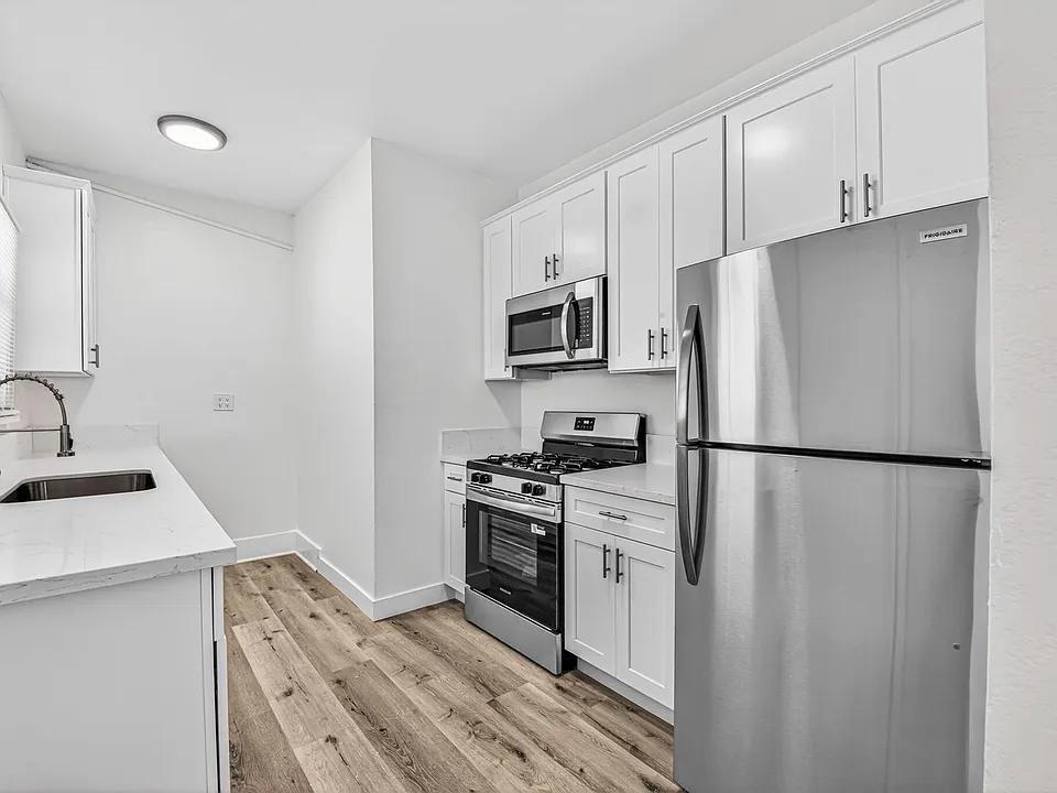1045 E 4th Street
