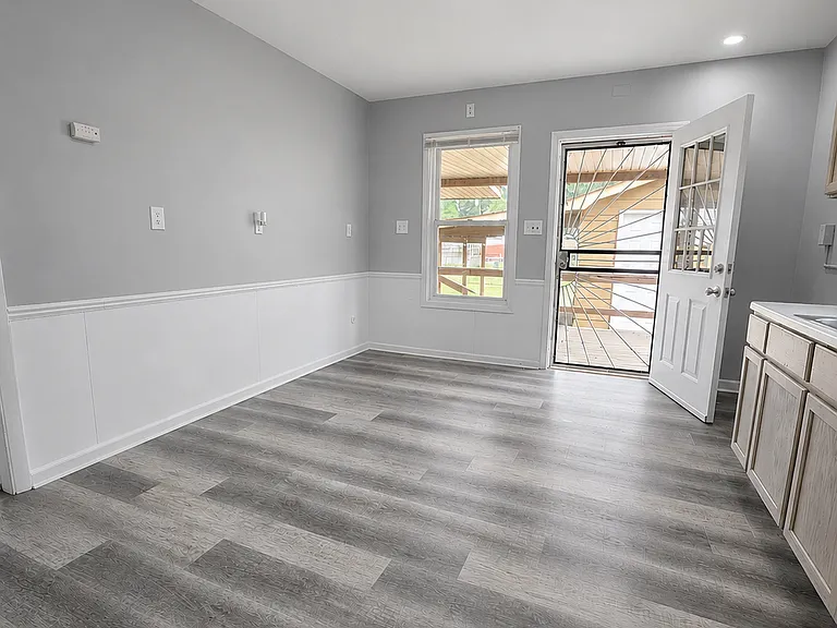 24641 Beverly St — Photo 8