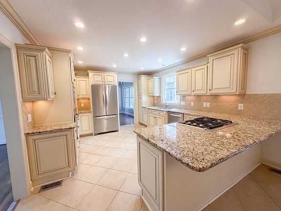 2nd image of 608 Estes Rd