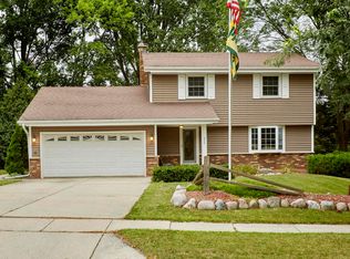 239 Oaklawn Ct, Pewaukee, WI 53072