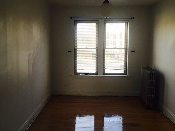 4th image of 1056 W Cornelia Ave #3