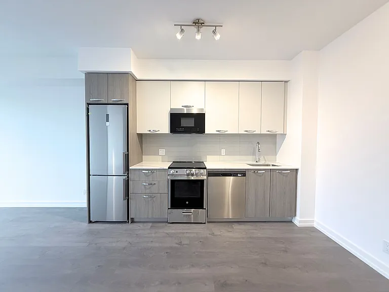 75 James St S #824 — Photo 7