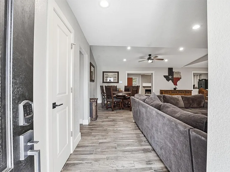 431 Dover Ln — Photo 2