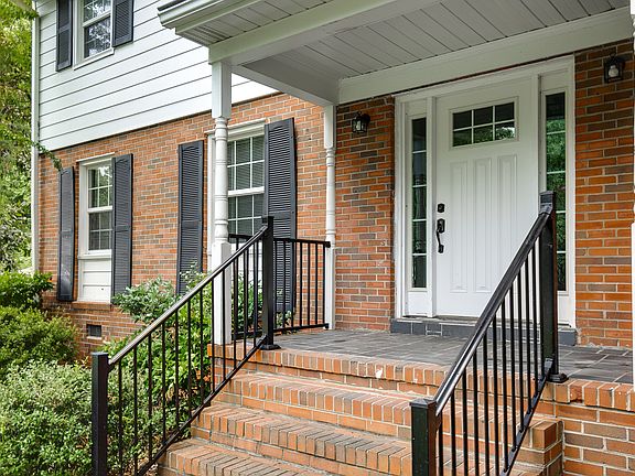 5th image of 2001 Cedarhurst Dr