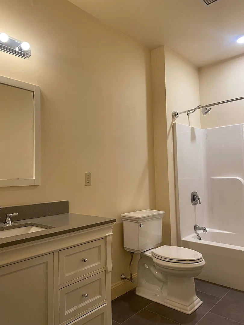 Spacious, modern apartments with historic details. — Photo 3