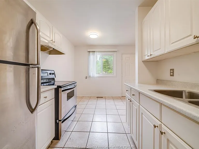 5486 Lassaline Ave — Photo 10