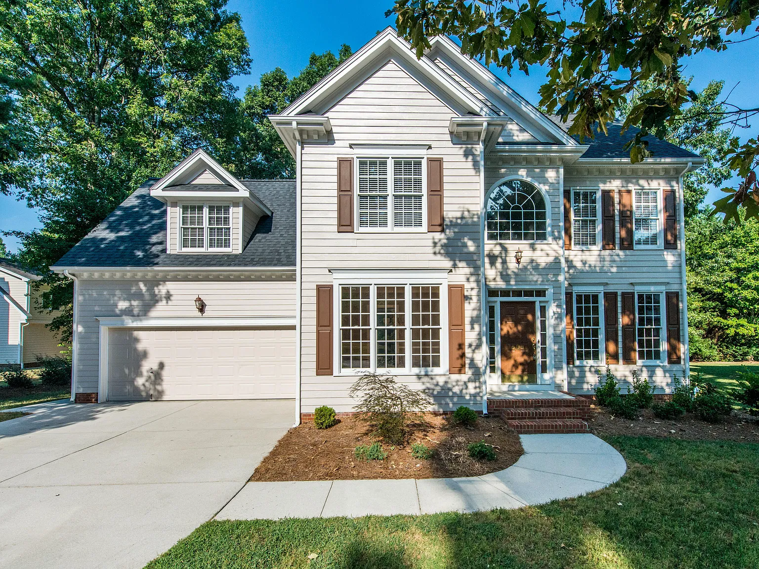 4 bed, 2.5 bath, 2450 sqft, $3,000 — Photo 1