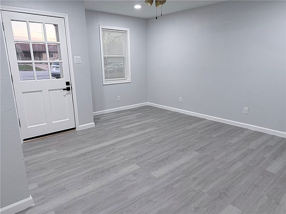 4th image of 502 Willow Cir